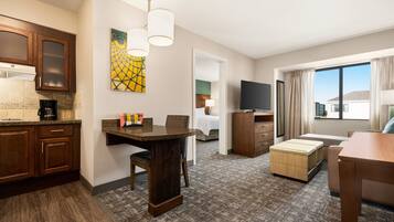 Escrivaninha, espaço de trabalho para notebook, cortinas blackout