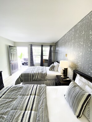 Dobbeltrom | Skrivebord, skrivebord for bærbar PC, wi-fi (inkludert) og sengetøy