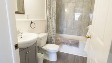 Deluxe Studio Suite | Bathroom