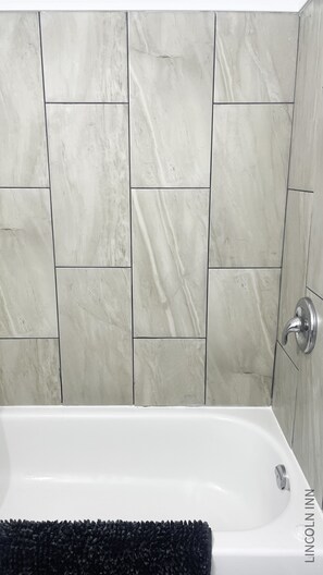Combined shower/bathtub, free toiletries, towels, soap