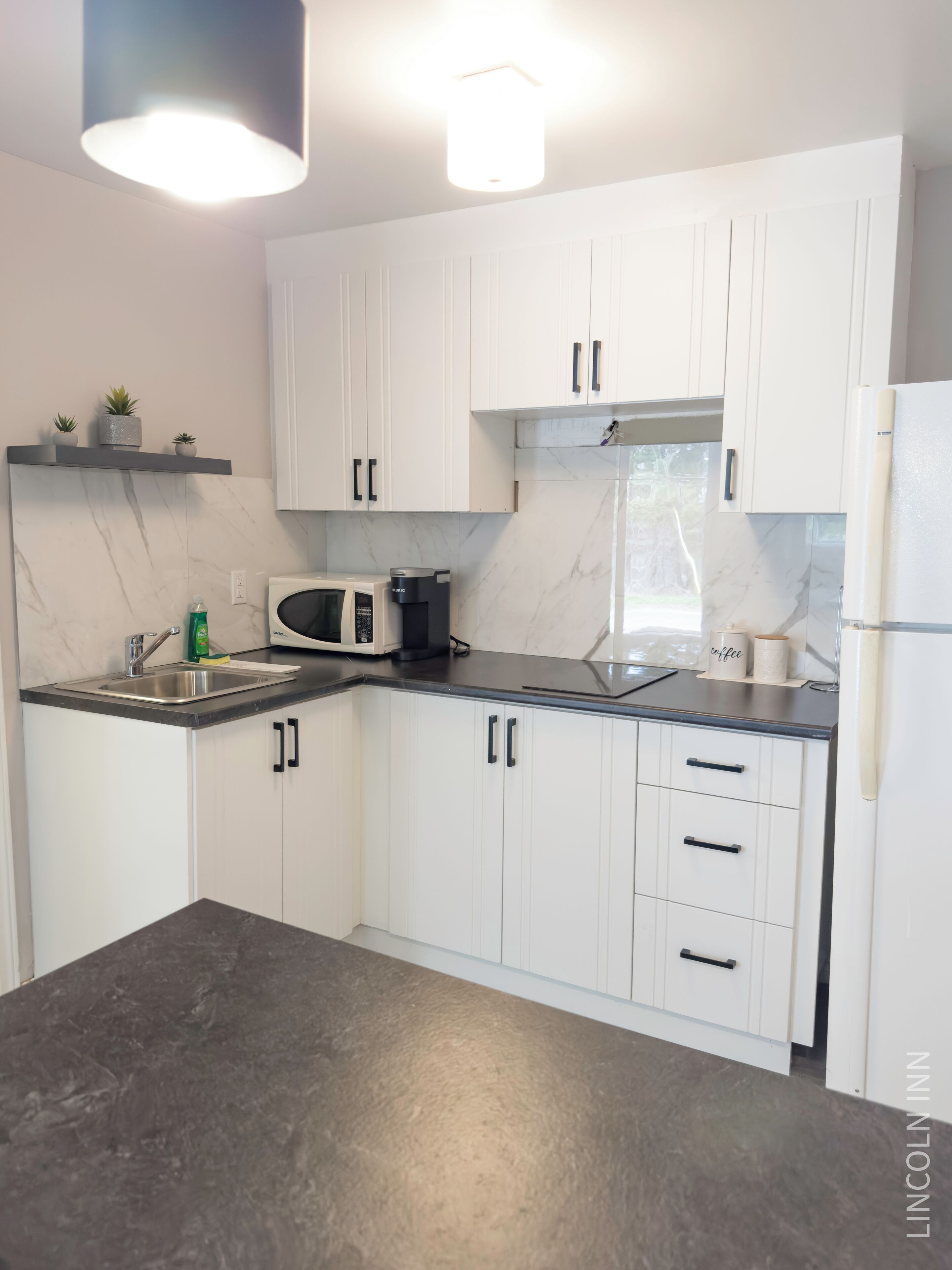 Deluxe Studio Suite | Private kitchen | Mini-fridge, microwave