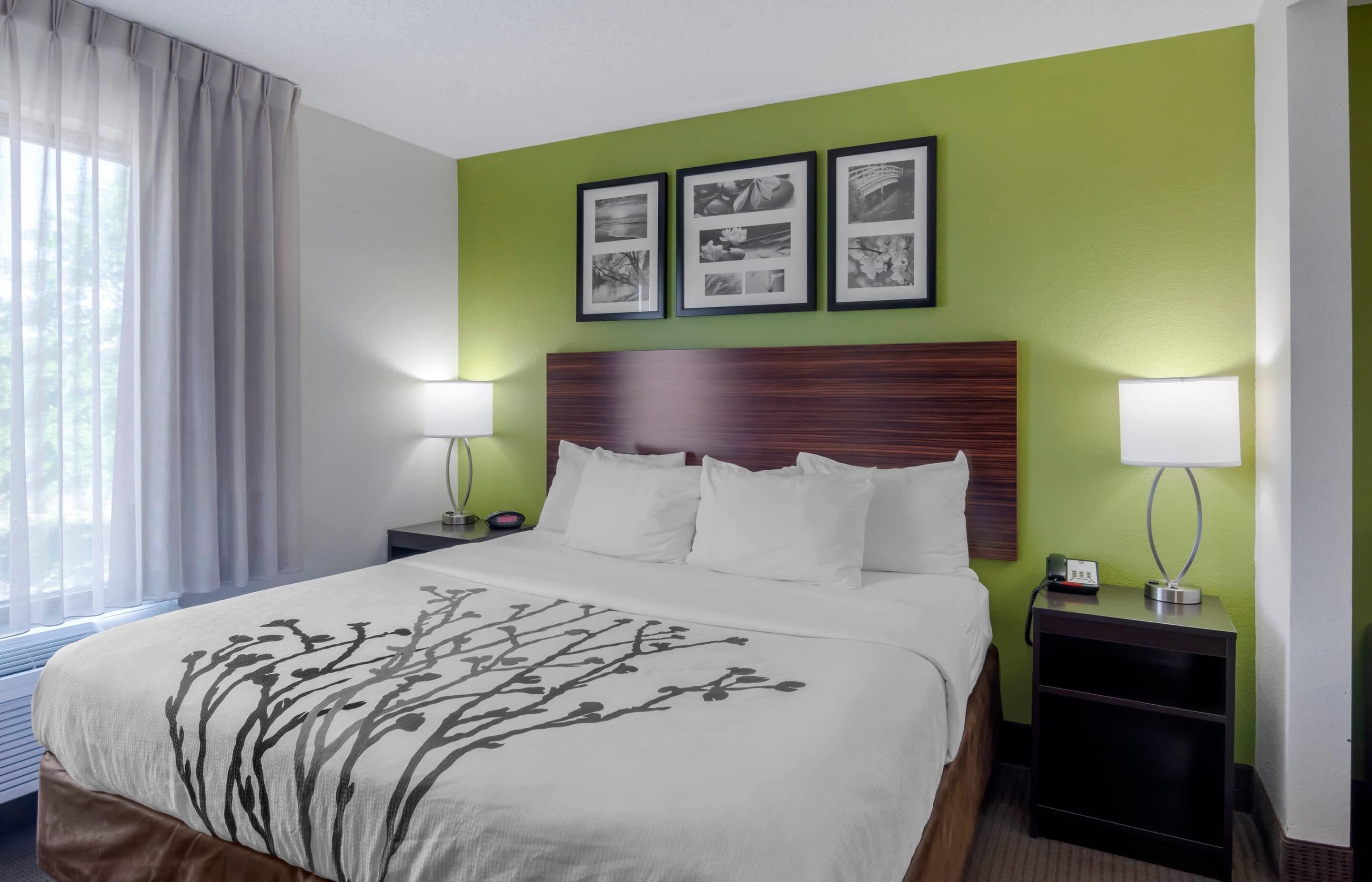 Chambre, 1 très grand lit, accessible aux personnes à mobilité réduite, non-fumeurs | Coffres-forts dans les chambres, bureau, rideaux occultants