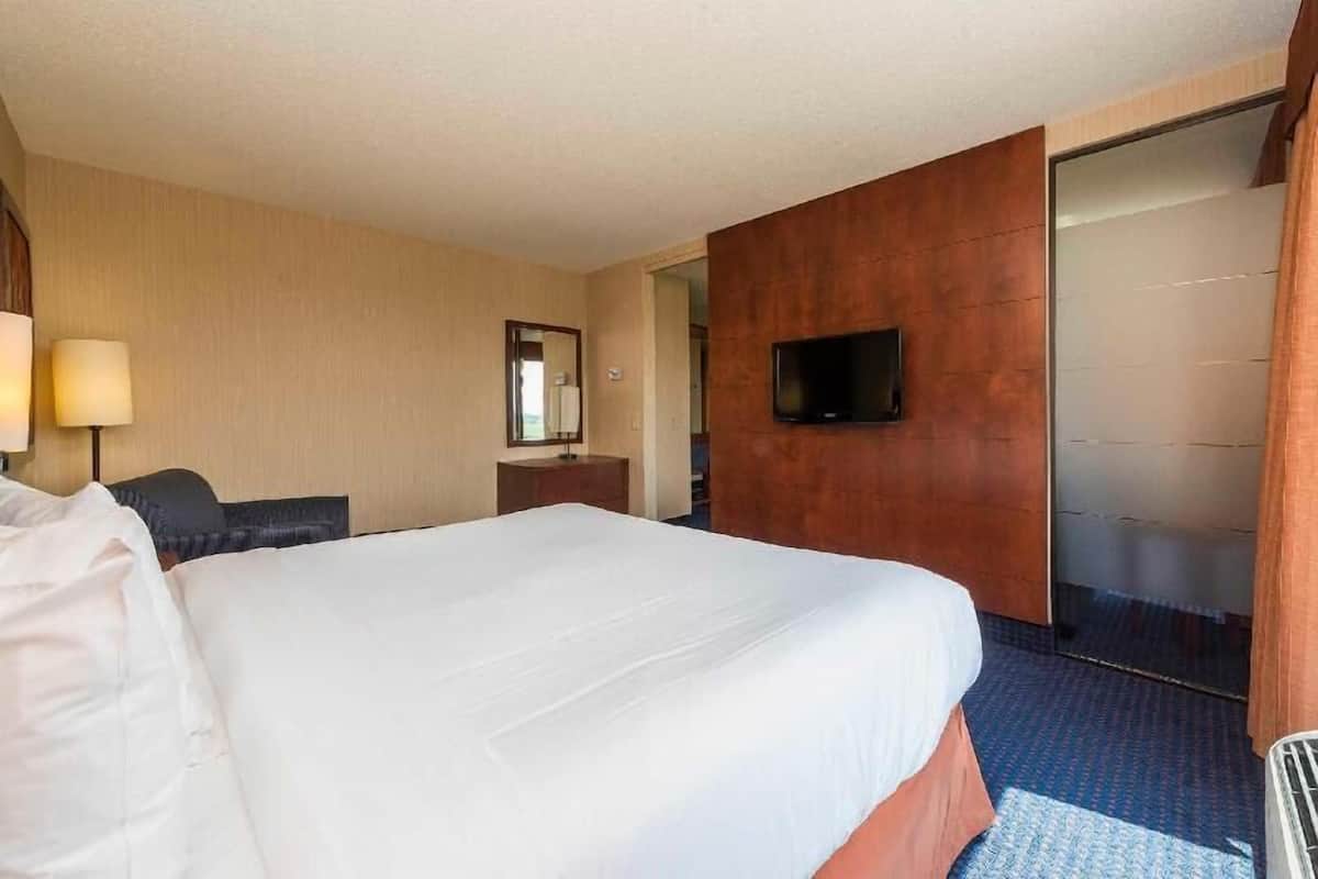 Premium bedding, in-room safe, desk, blackout curtains