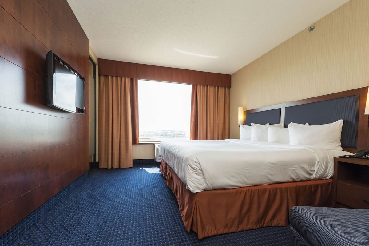 Premium bedding, in-room safe, desk, blackout curtains