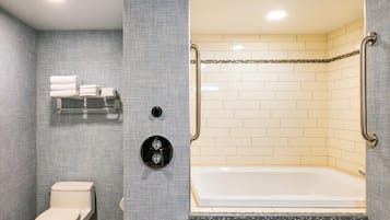 Un baño con inodoro, lavamanos y bañera.