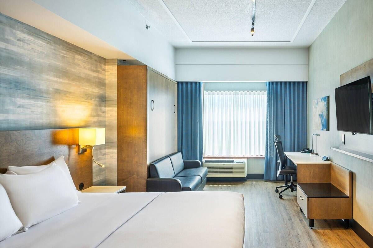 Premium bedding, in-room safe, desk, blackout drapes