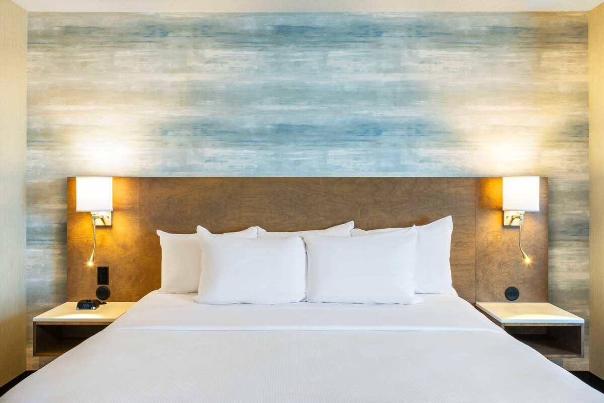 Room, 1 King Bed, Jetted Tub | Premium bedding, in-room safe, desk, blackout drapes