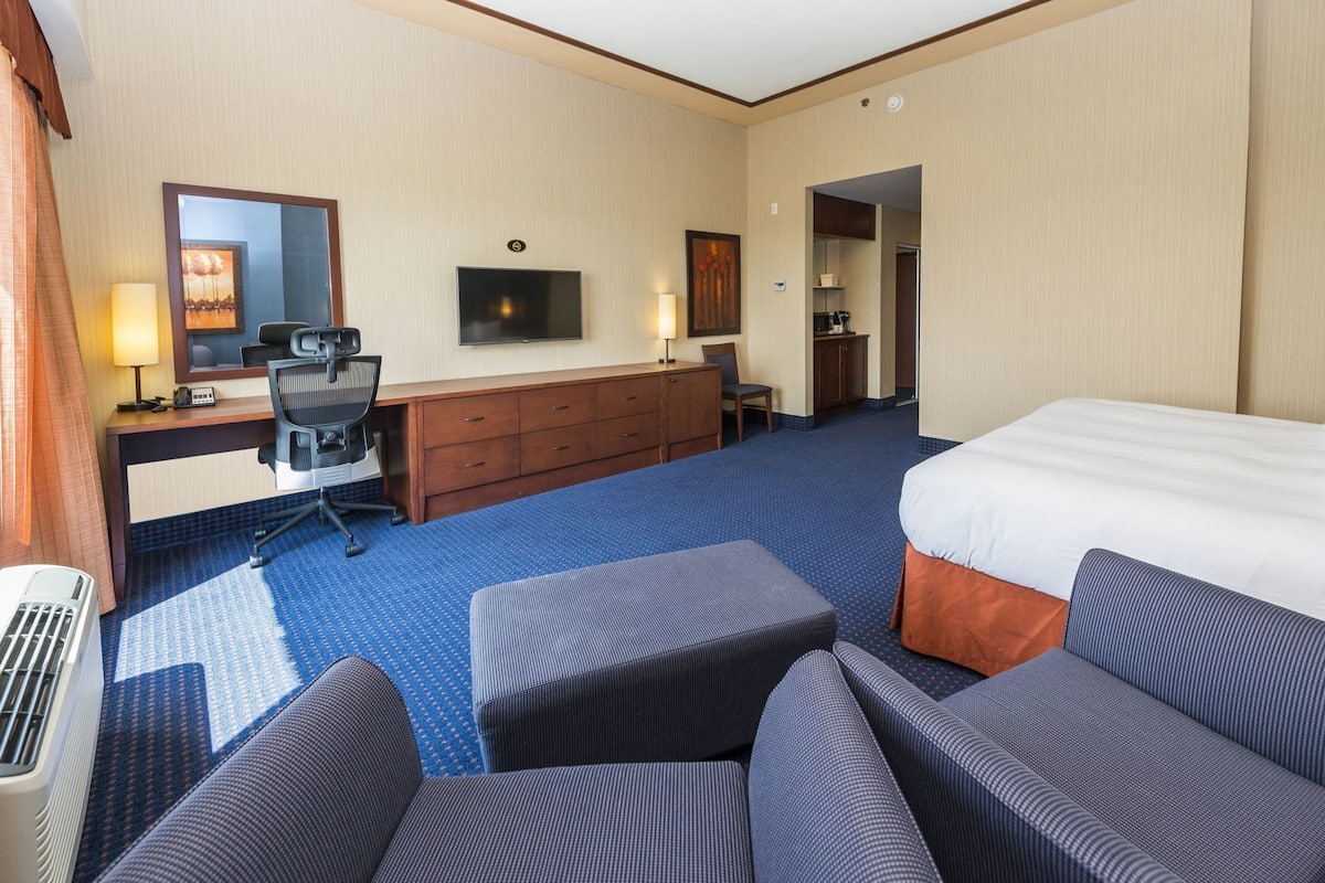 Premium bedding, in-room safe, desk, blackout curtains