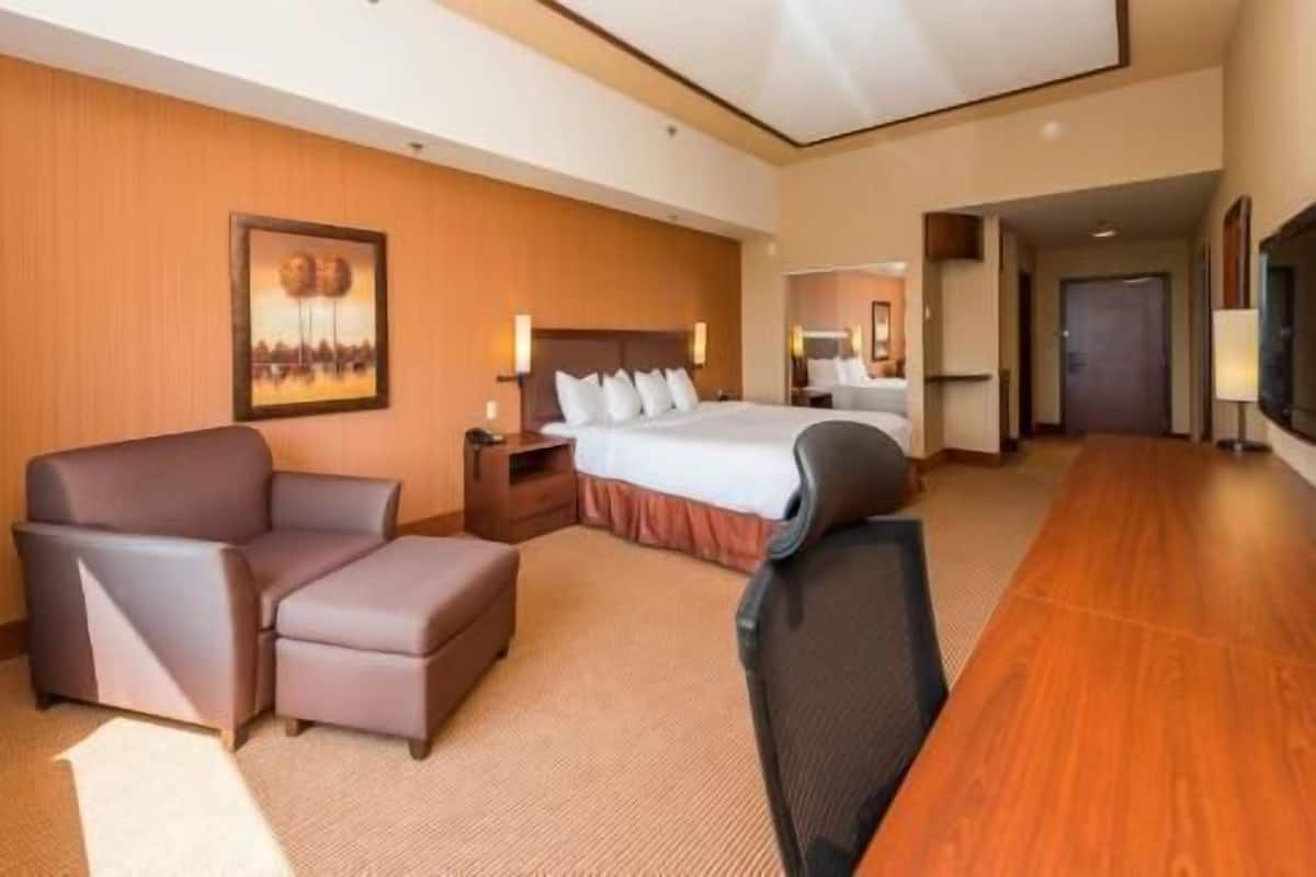 Premium bedding, in-room safe, desk, blackout curtains