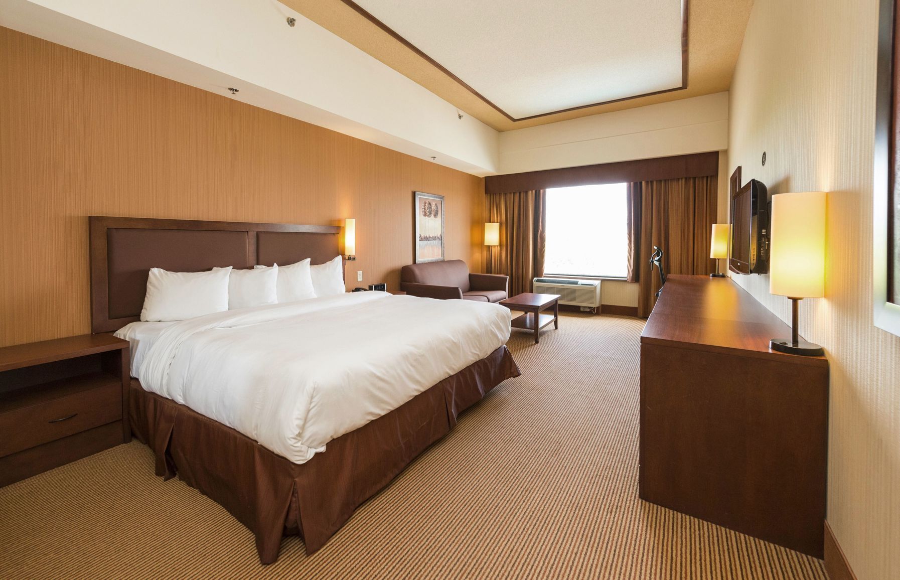 أغطية فراش متميزة وخزنة داخل الغرفة ومكتب وستائر تعتيم