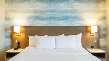 Kamer, 1 kingsize bed, bubbelbad | Luxe beddengoed, een kluis op de kamer, een bureau