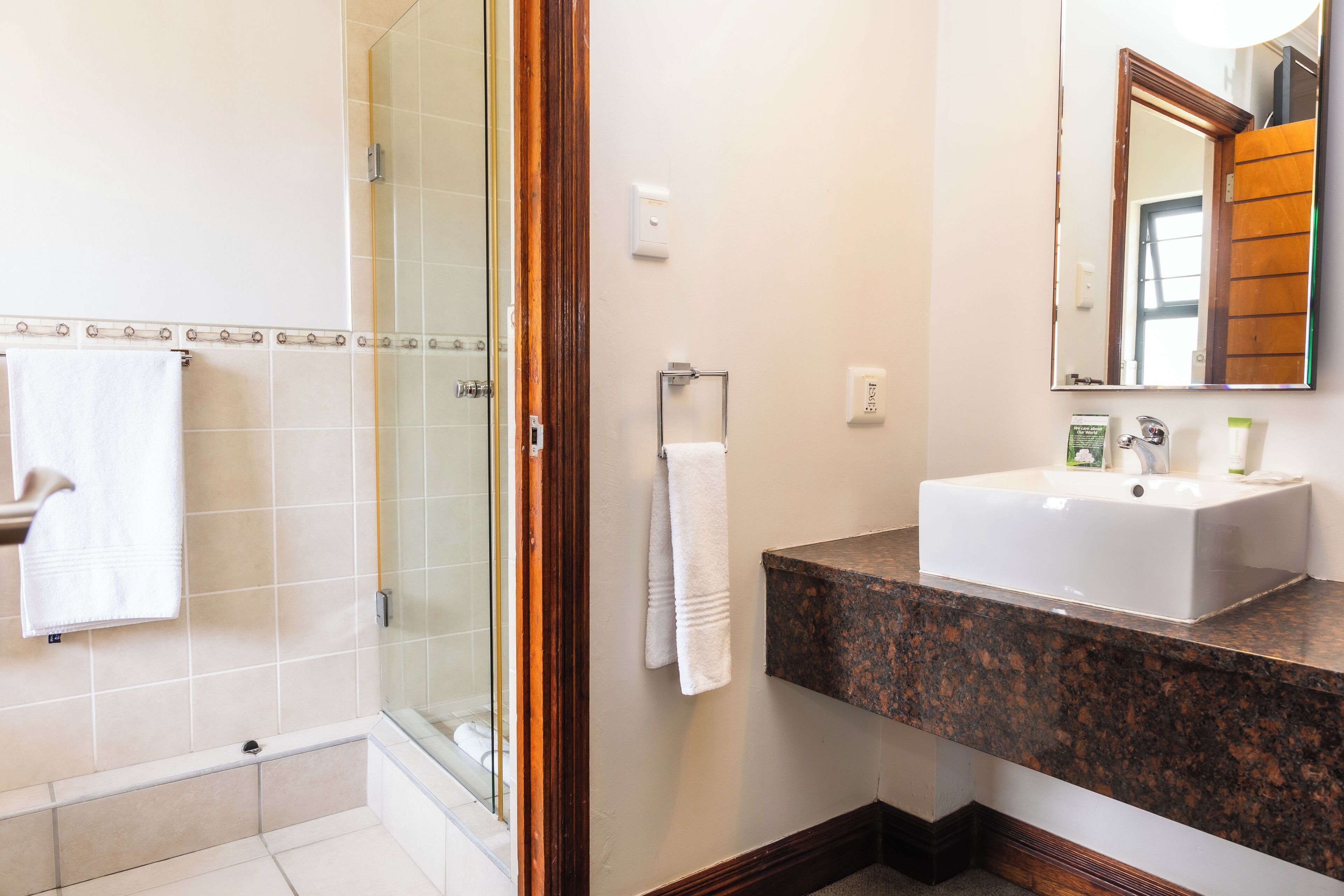 standard room, 1 queen bed | bathroom | combined shower/bathtub, free toiletries, hair dryer, towels