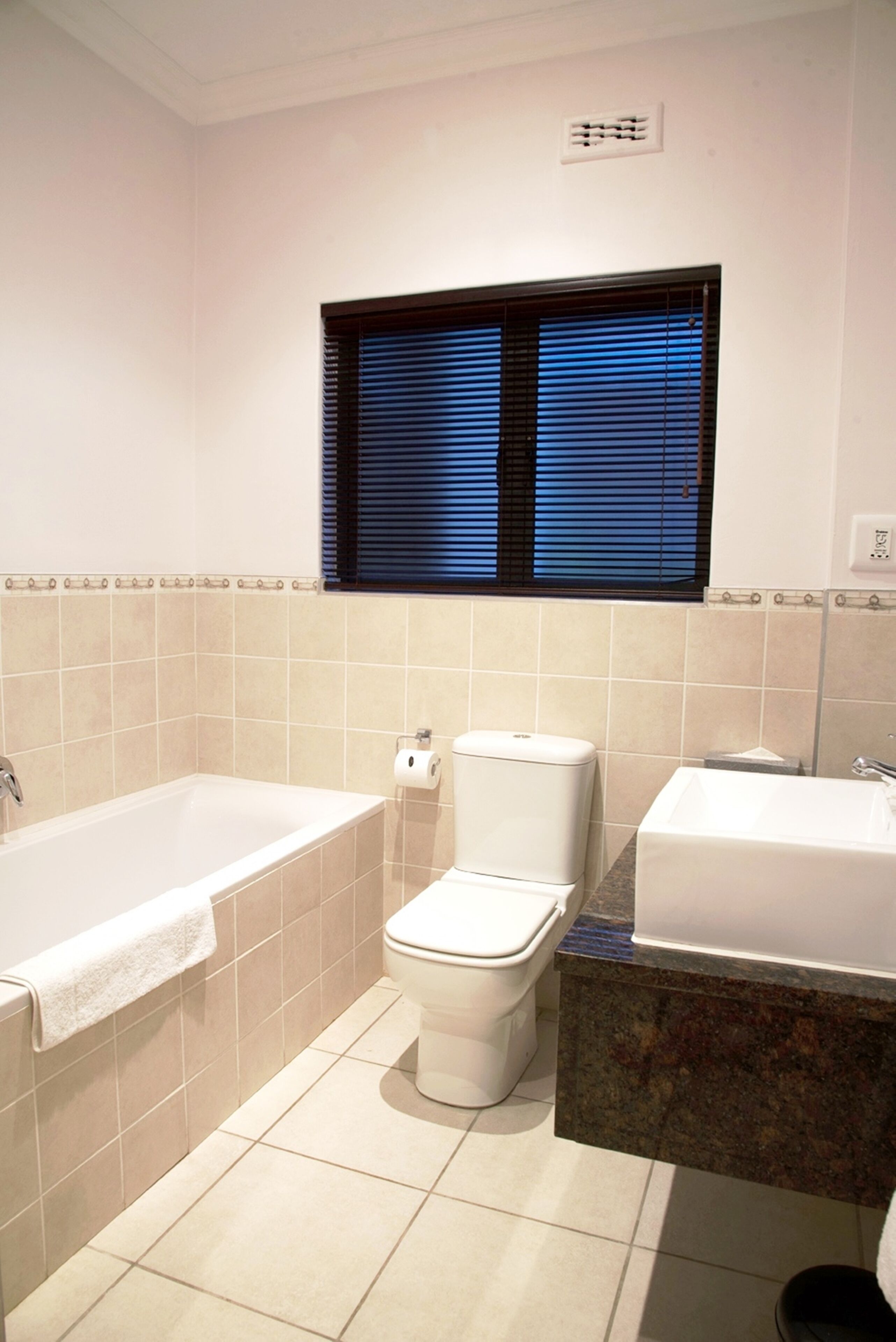 suite, 1 king bed | bathroom | combined shower/bathtub, free toiletries, hair dryer, towels