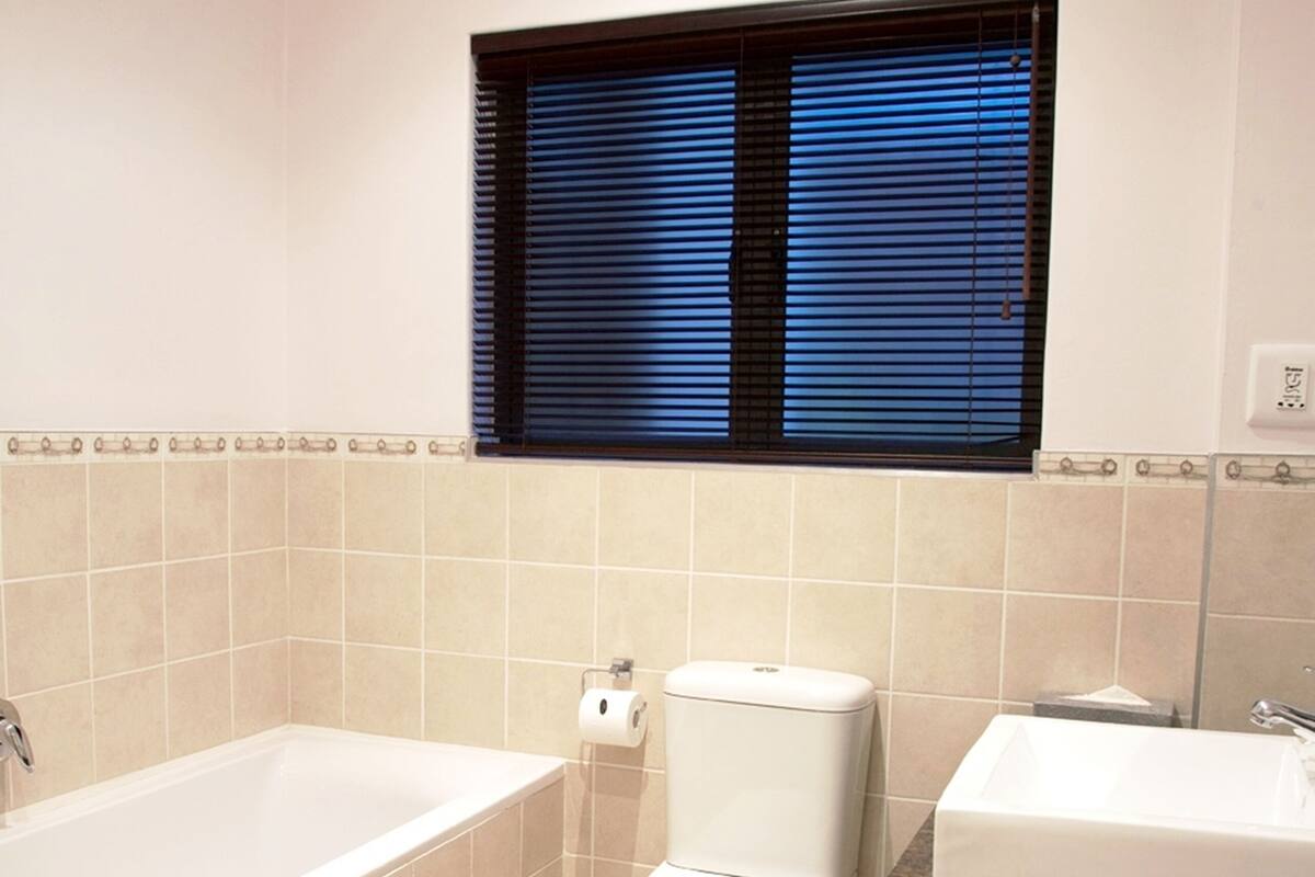 suite, 1 king bed | bathroom | combined shower/bathtub, free toiletries, hair dryer, towels