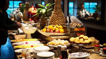 Daily buffet breakfast (ZAR 210 per person)
