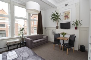 Cortinas blackout, tabla de planchar con plancha y wifi gratis 