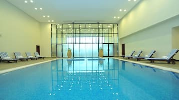 Piscina coperta, lettini
