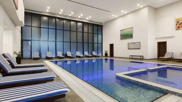 Innenpool, LiegestĂŒhle