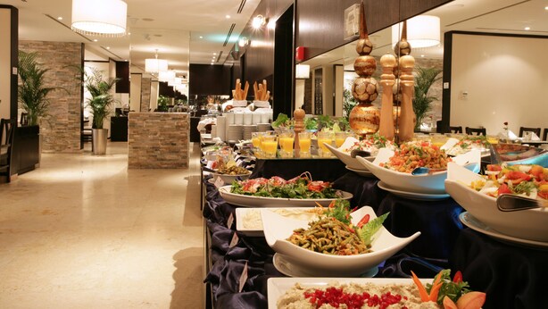 Ein reichhaltiges Buffet mit verschiedenen Speisen und einem modernen Innenraum.