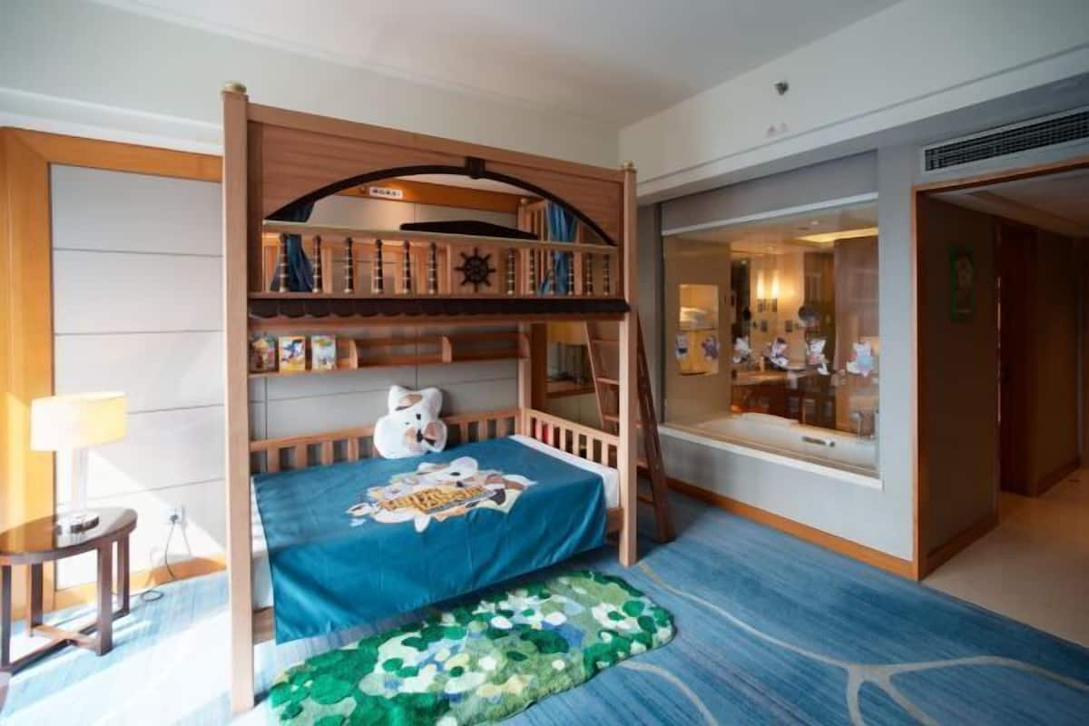 Free minibar items, in-room safe, desk, blackout curtains