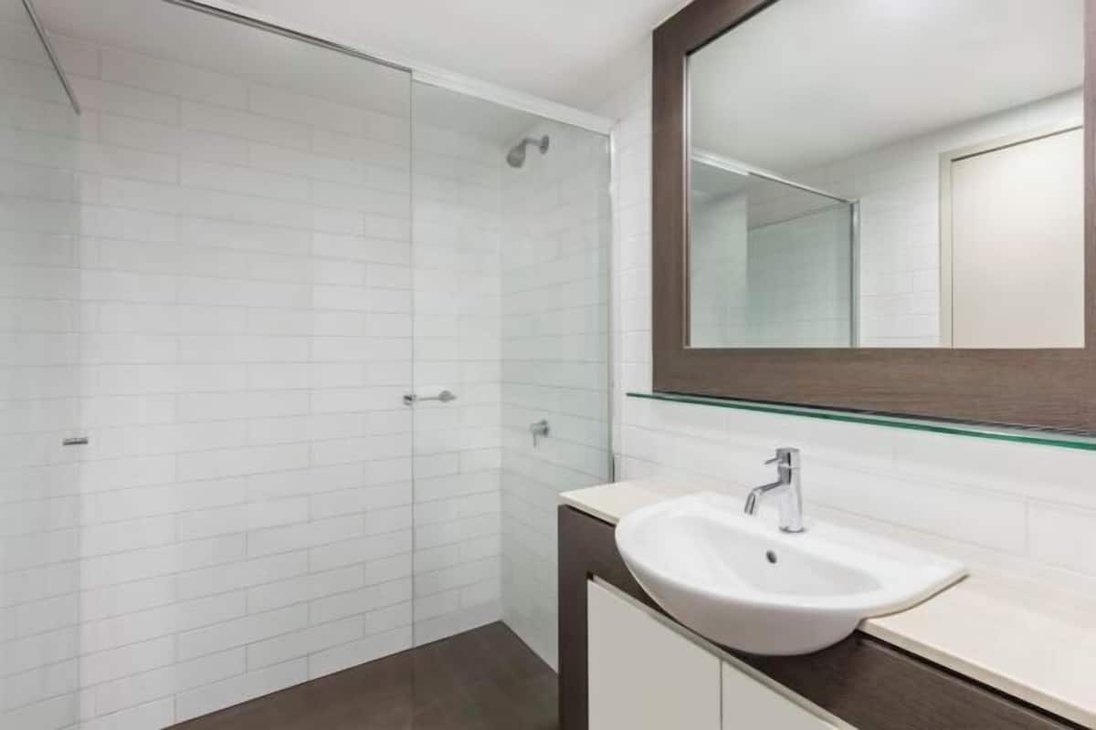 Combined shower/tub, deep soaking tub, free toiletries, hair dryer