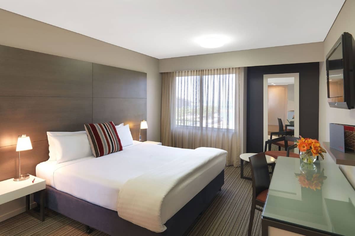 Premium bedding, in-room safe, desk, iron/ironing board