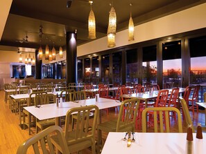 Breakfast, lunch and dinner served - Adina Apartment Hotel Darwin Waterfront (Darwin)