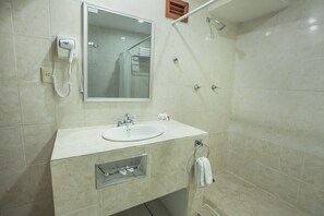 Habitación triple tradicional, 1 habitación | Baño | Regadera, regadera tipo lluvia, amenidades de baño gratuitas 