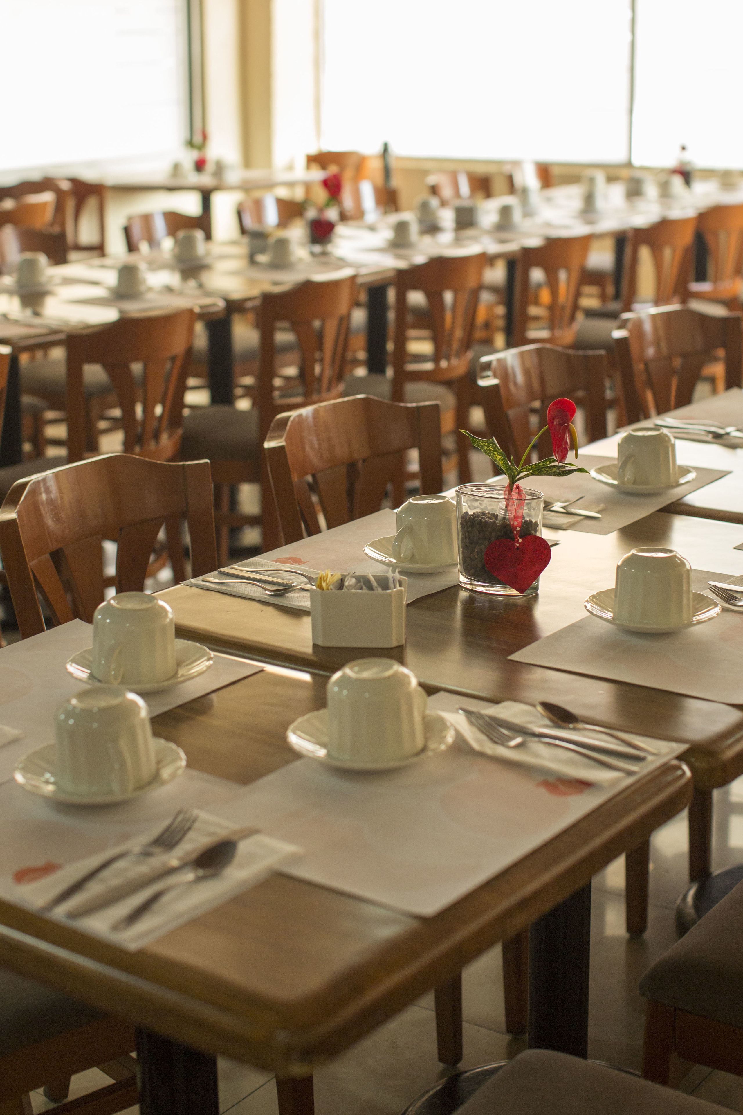 breakfast, lunch, dinner served; international cuisine