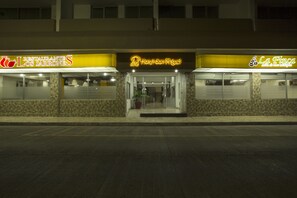 Entrada de un hotel con señalización que indica 'Hotel Don Miguel' y 'La Finca'.