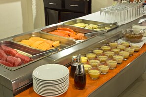Déjeuner, dîner et souper servis sur place