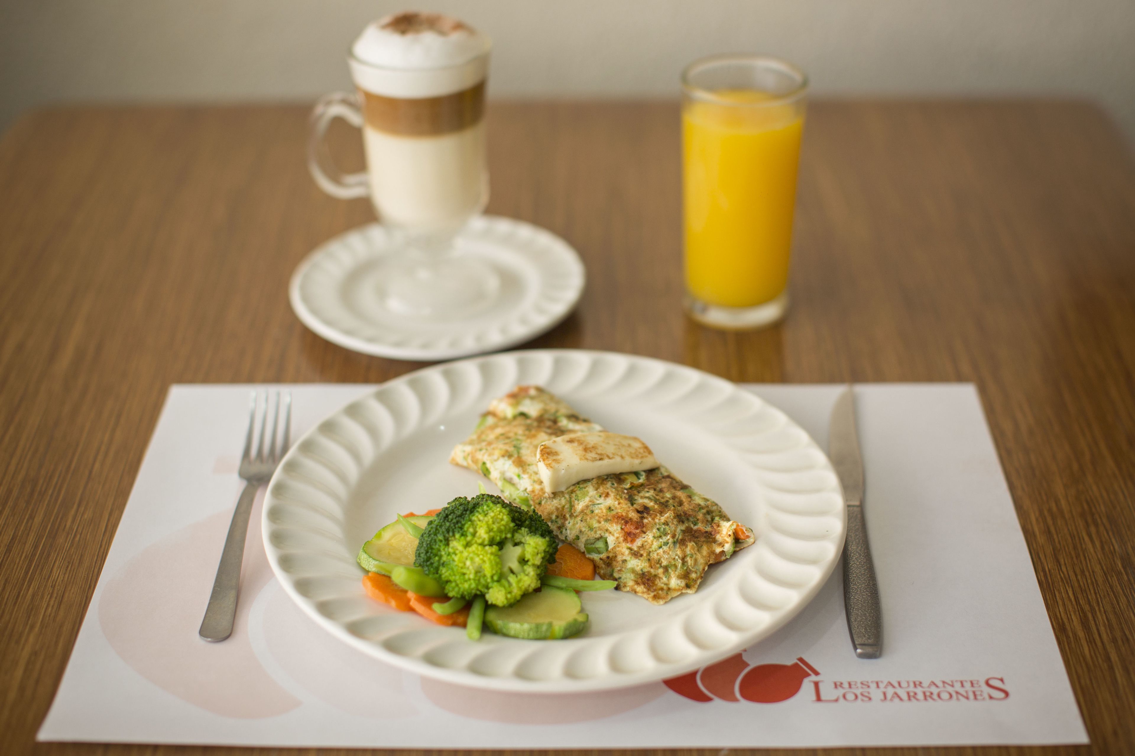 breakfast, lunch, dinner served; international cuisine