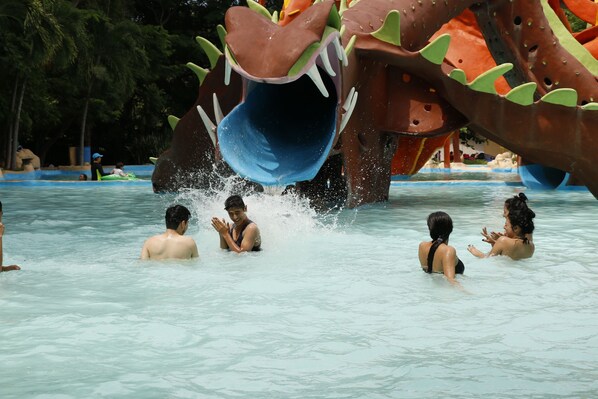 A water park with a large slide shaped like a sea creature. - Hotel Carrizal Spa (Apazapan)
