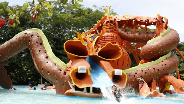 Un tobogán de agua grande con forma de cangrejo gigante y múltiples carriles.