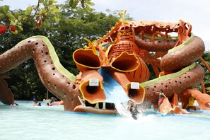 A large water slide shaped like a giant crab with multiple lanes. - Hotel Carrizal Spa (Apazapan)