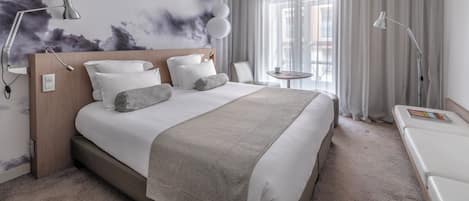 Ropa de cama de alta calidad y caja de seguridad en la habitación