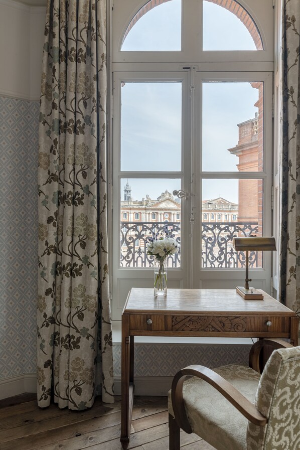 Suite (Saint-Exupéry) | Premium bedding, in-room safe, desk, blackout drapes - Le Grand Balcon (Toulouse)