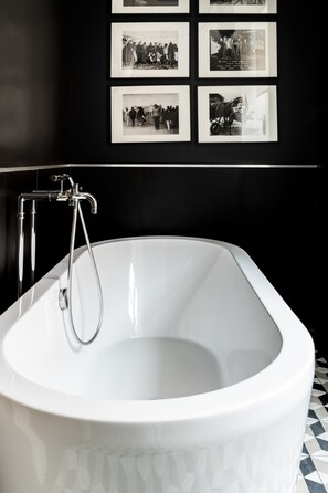 Suite (Saint-Exupéry) | Bathroom | Rainfall showerhead, free toiletries, hair dryer, towels - Le Grand Balcon (Toulouse)