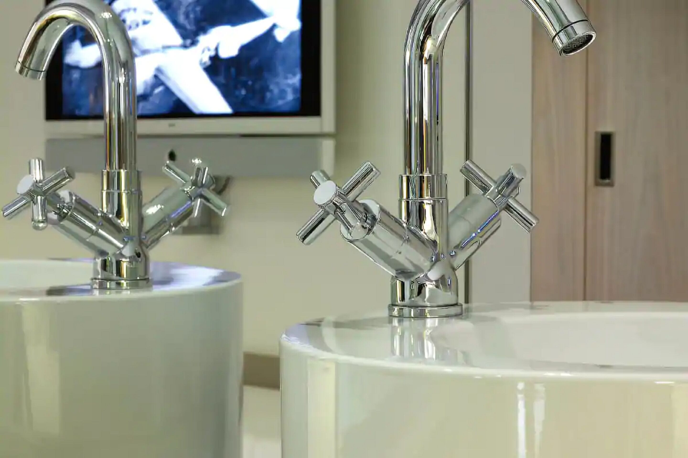 rainfall showerhead, free toiletries, hair dryer, towels