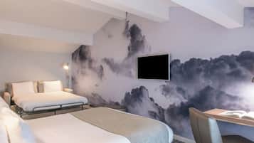 Een moderne hotelkamer met een bed, nachtkastje, stoel en een televisie.