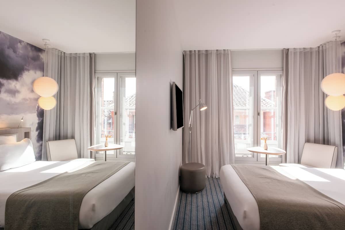 Literie de qualité supérieure, coffres-forts dans les chambres, bureau