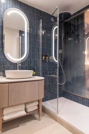 Double Room (Privilège) | Premium bedding, in-room safe, desk, blackout drapes - Le Grand Balcon (Toulouse)