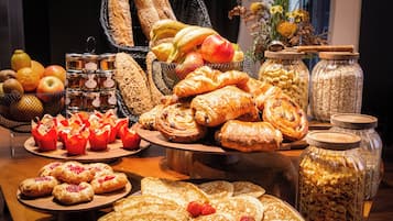 Se ofrece un desayuno bufé todos los días (22 EUR por persona)