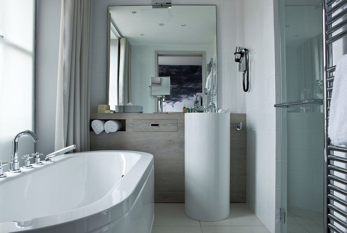 rainfall showerhead, free toiletries, hair dryer, towels