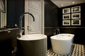 Suite (Saint-Exupéry) | Bathroom | Rainfall showerhead, free toiletries, hair dryer, towels - Le Grand Balcon (Toulouse)