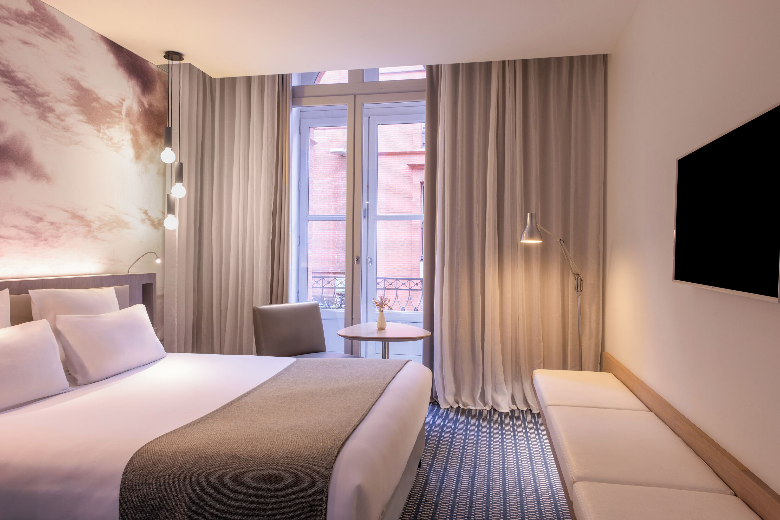 ห้องดับเบิล (Privilège) | เครื่องนอนระดับพรีเมียม, ตู้นิรภัยในห้องพัก, โต๊ะทำงาน, ผ้าม่านกันแสง