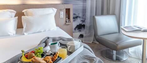 Luxe beddengoed, een kluis op de kamer, een bureau