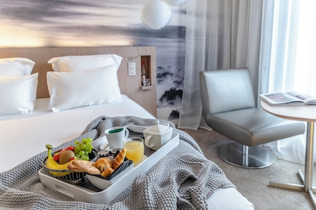 Premium bedding, in-room safe, desk, blackout drapes