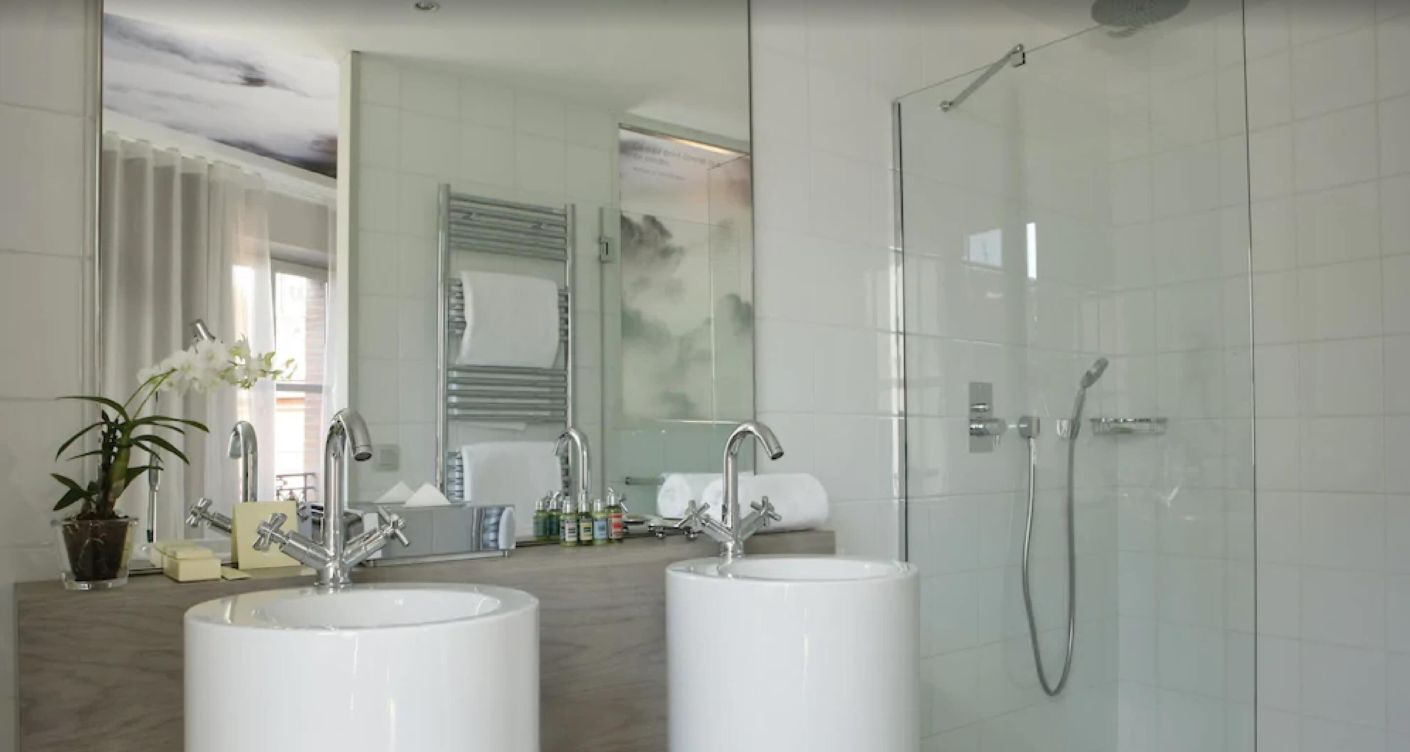 suite (capitole) | bathroom | rainfall showerhead, free toiletries, hair dryer, towels
