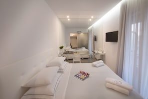 Deluxe Double or Twin Room | Minibar, in-room safe, desk, blackout curtains - Carolina Hotel (Athens)